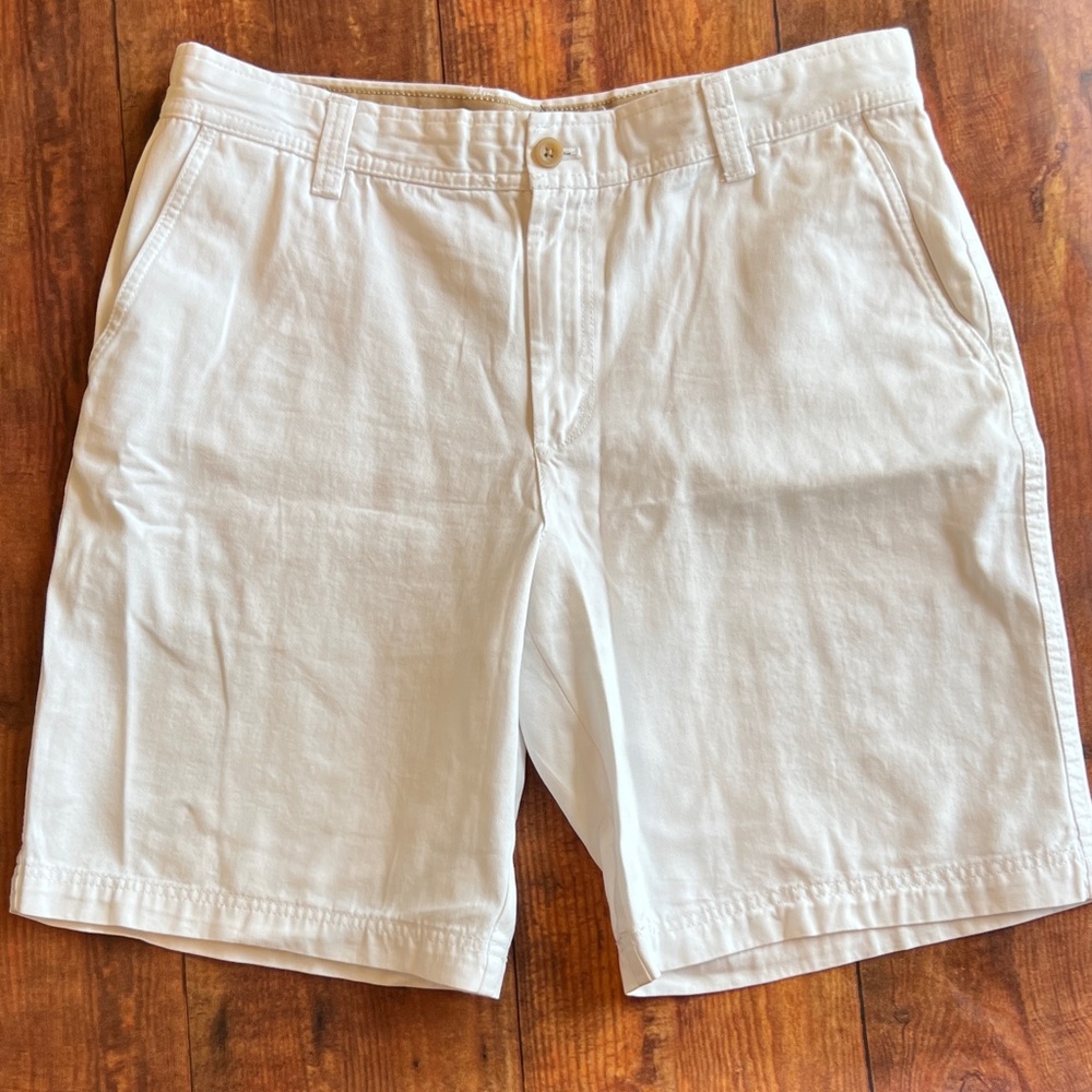 Izod Men's Cream Flat Front Shorts
